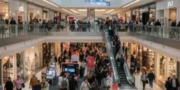 Bustling US shopping mall reflecting retail market saturation in 2025